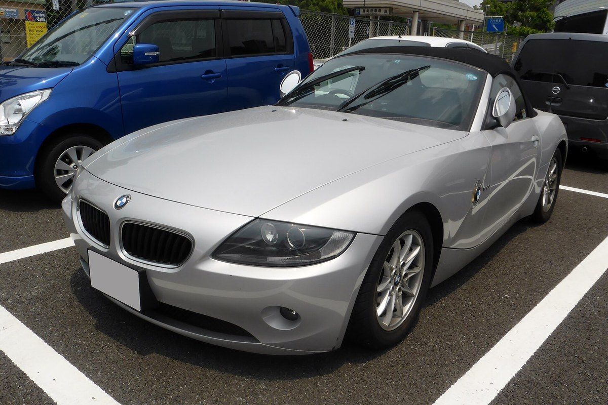 BMW Z4 Roadster de primera generación plateado con la capota de lona negra cerrada, aparcado en un aparcamiento.